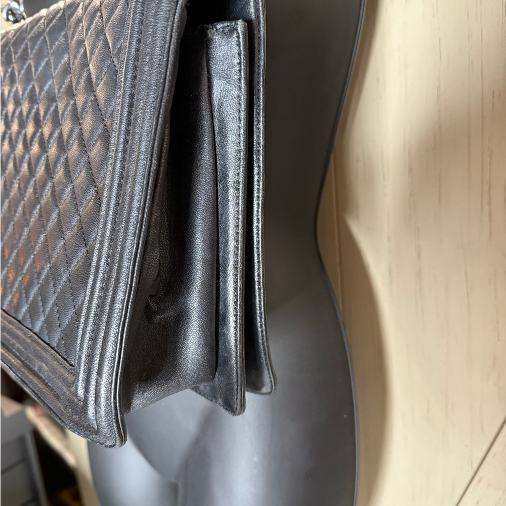 Chanel Black Crossbody Bag with Iconic Quilting - Picture 4 of 14